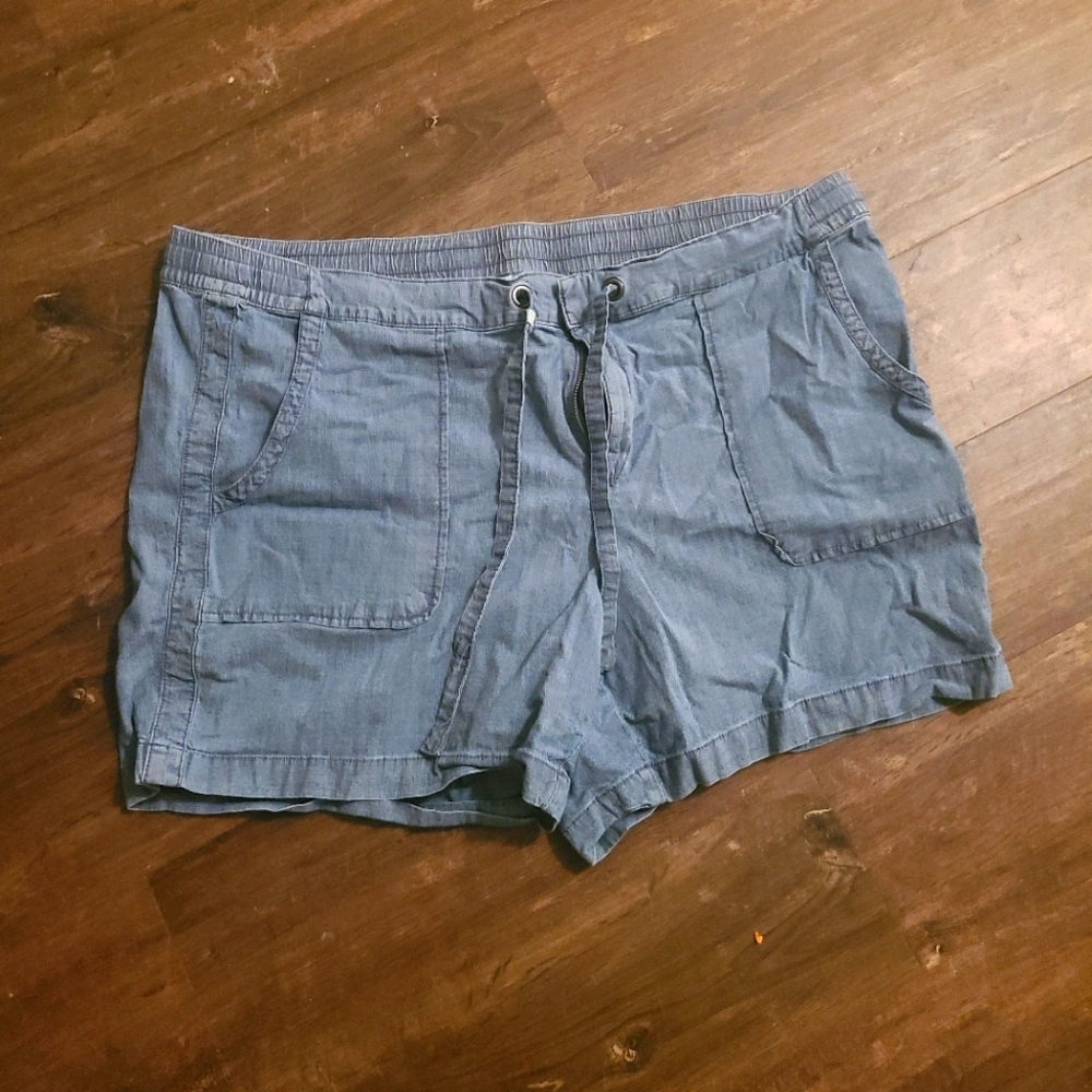 Elastic waist denim shorts